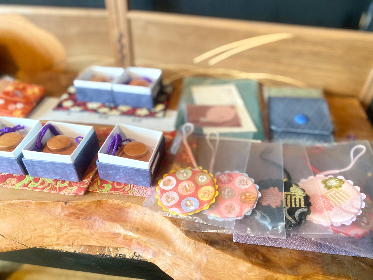 専用ケースは別途¥700〜¥4,400(税込)でお好きなものをお選びいただけます