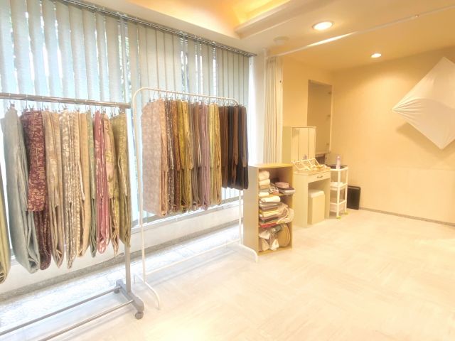 お店の内観です。ワンフロアできもの選び、お着付け、ヘアセットが完了します