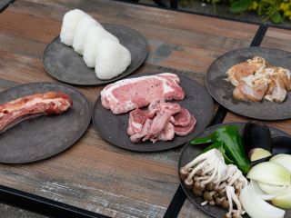 越後もち豚と魚沼産コシヒカリが味わえるスタンダードプラン2人前の内容