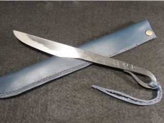 日本刀の材料「玉鋼」でつくる小刀です。革ケース、桐箱(じゃらん特典)付きです。日本刀のように焼き入れで刃紋を入れます。