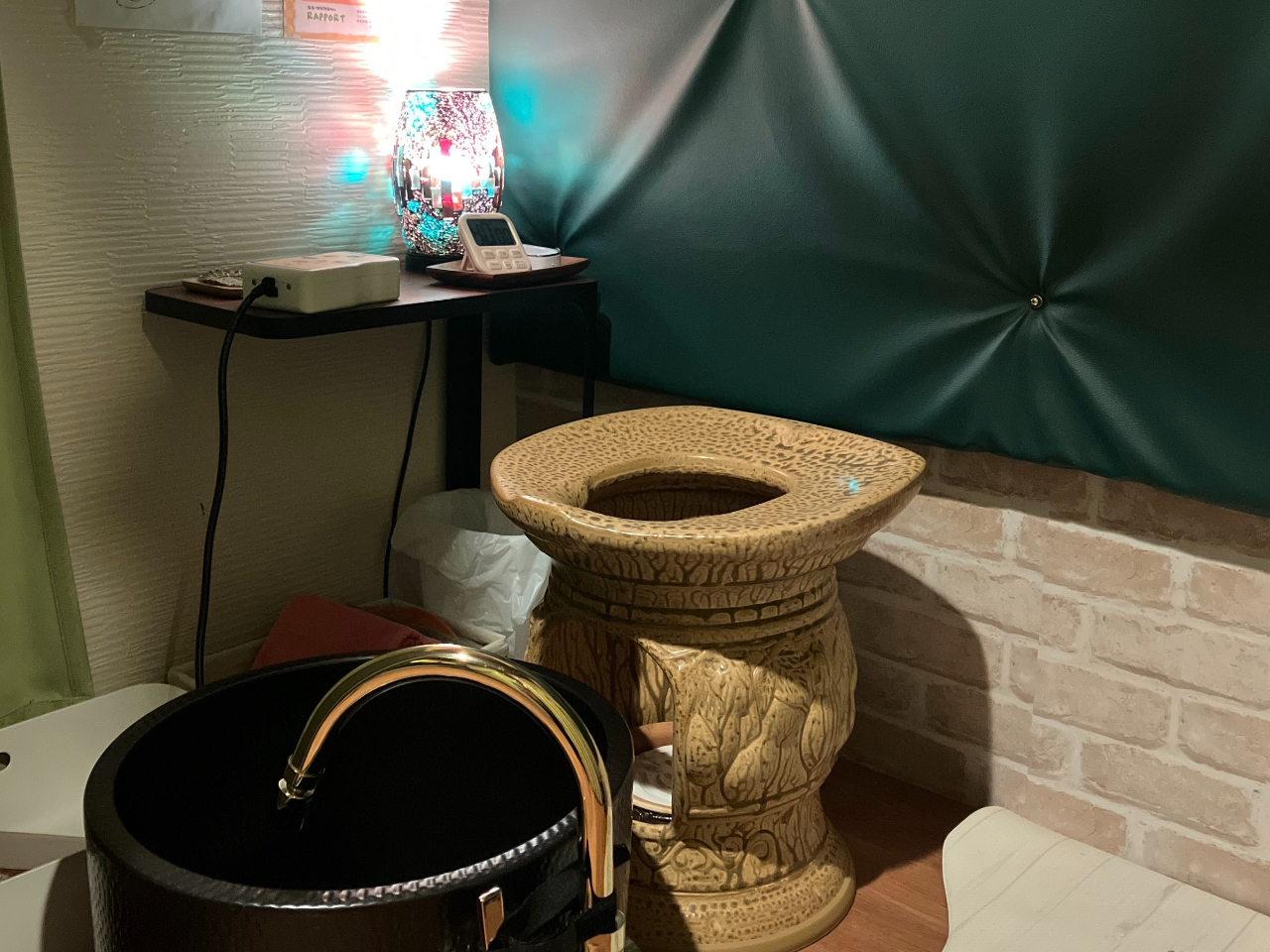 本場韓国から取り寄せた本格的黄土椅子。遠赤外線効果、半身浴30倍のデトックス効果があります。