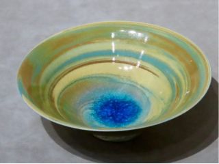 輝くブルーの釉薬にマーブル模様の練込が美しい人気の料理鉢。楽しい器がギャラリーに並びます!