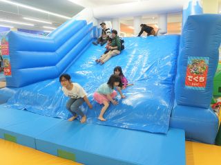 親子で楽しめる大型のふわふわ遊具がいっぱい!