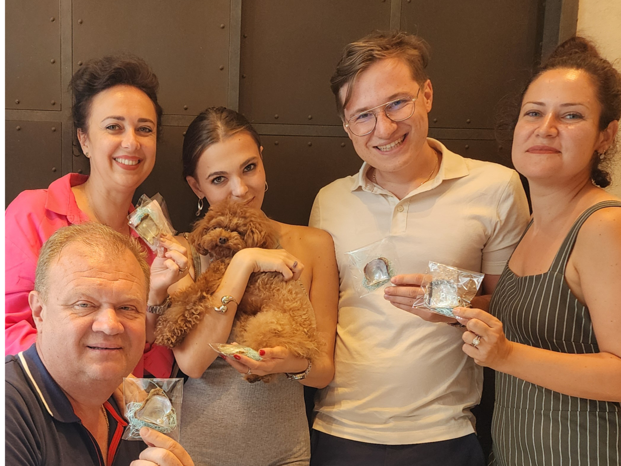 大阪体験できるのはAngelPearlだけ!アコヤ貝から本真珠を取り出して希望であれば世界に1つだけのアクセサリーを作れる 体験型のアクセサリーショップです。