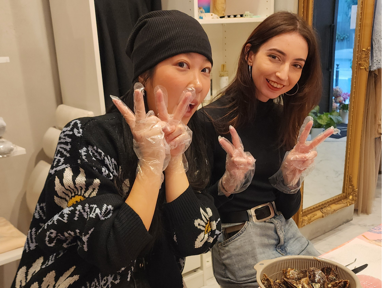 海で4年育ったアコヤ貝は磯の香りが強い為 ビニール手袋をつけていただきます。 サイズは2種類用意しております。