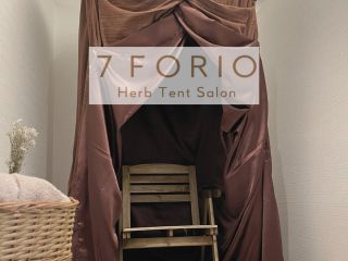 テントの中に入って、椅子の下からハーブスチームで全身を温めます。呼吸からもハーブの効能が取り入れられるので体の芯から温められます。