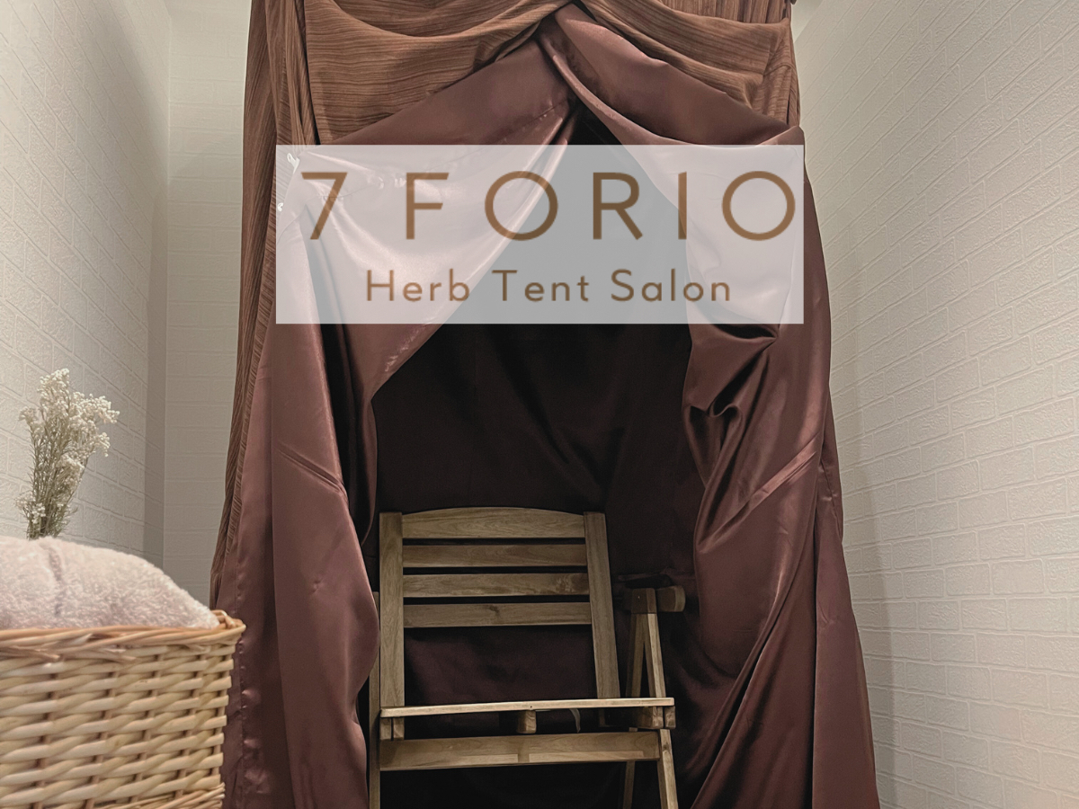 テントの中に入って、椅子の下からハーブスチームで全身を温めます。呼吸からもハーブの効能が取り入れられるので体の芯から温められます。