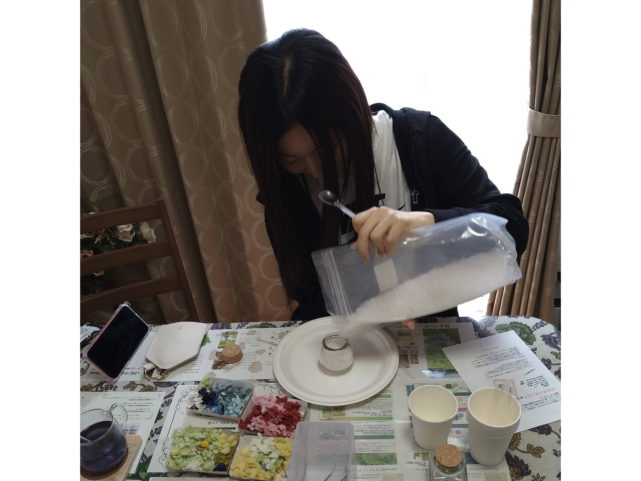 岩塩を測るのにまず瓶に入れてみたよ!次は香りつけ。