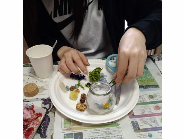 お好みでドライフラワーやプリザーブドフラワーでカスタマイズしていきます。