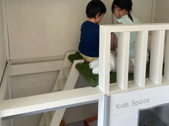 店内にはお子様が遊べるキッズスペースがあります。