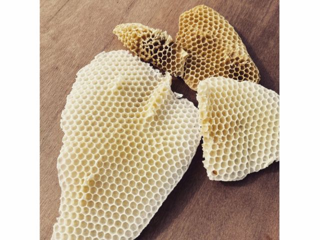 ミツロウは育児をしていない綺麗な無駄巣や採蜜時にのみ採れる蜜蓋のみを使用し、こだわりの製法で精製したミツロウを使用します。