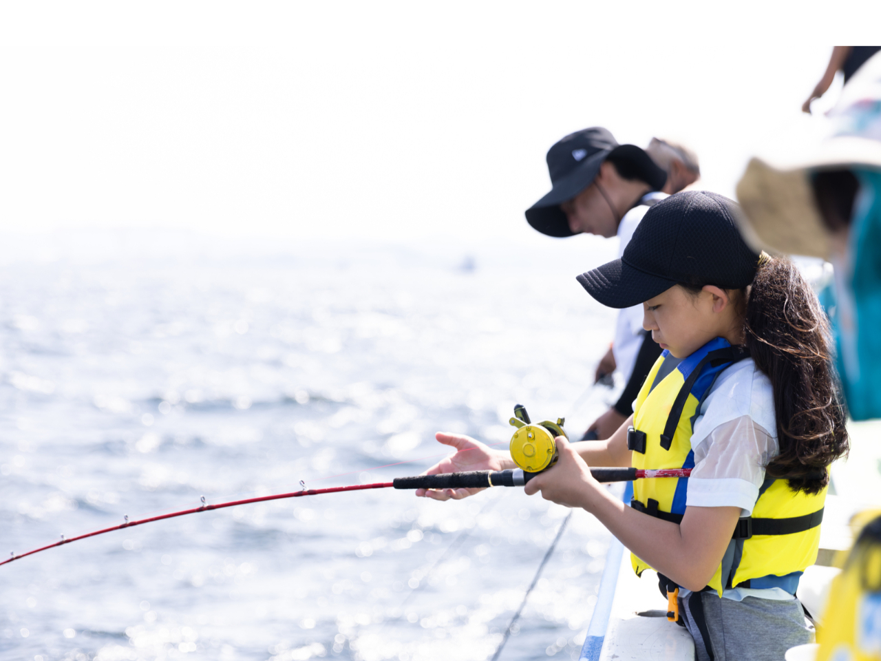初心者の方やご家族、カップルでの参加も、船長が丁寧にレクチャーするのでご安心ください。
道具も一式レンタル可能なので手ぶらでOK!
船内は広々快適な空間でトイレも完備!快適にお過ごしいただけます!