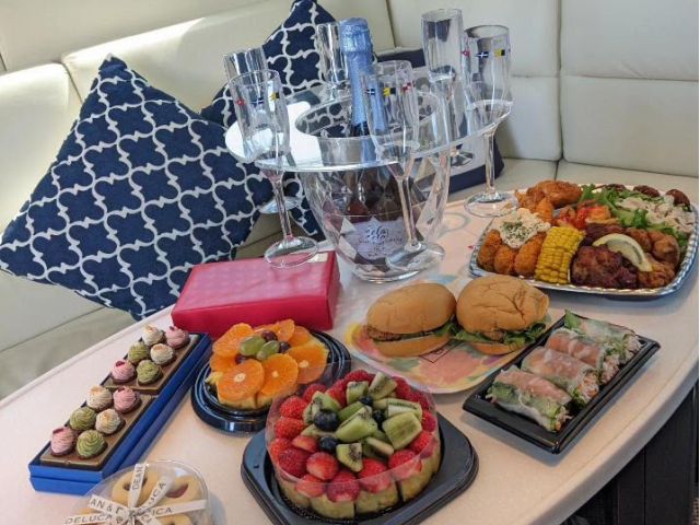 ご飲食はご自由にお持ち込みください。