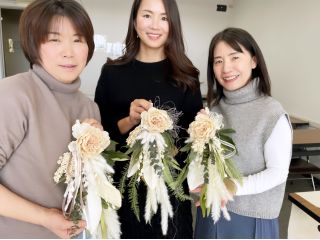 白を基調にドライフラワーで仕上げたスワッグです♪自分だけの作品は愛着もひとしお!みなさんで記念の一枚。自慢したくなること間違いなしです♪