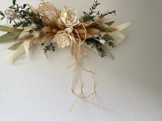 人気のデザイン、ドライフラワーの横長スワッグ。3種のユーカリを束ね樹皮からできたソラフラワーを中心に飾ります。ナチュラルな色合いがインテリアに馴染みステキです♪