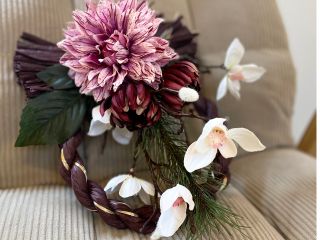 ダリア、木蓮、重ね菊でシンプルに。