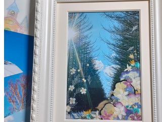 軽井沢.周辺地域の素晴らしい風景やイラストに押し花を自由に配置して思い出を押し花アート額にして持ち帰れます。二時間程度でしあげます。