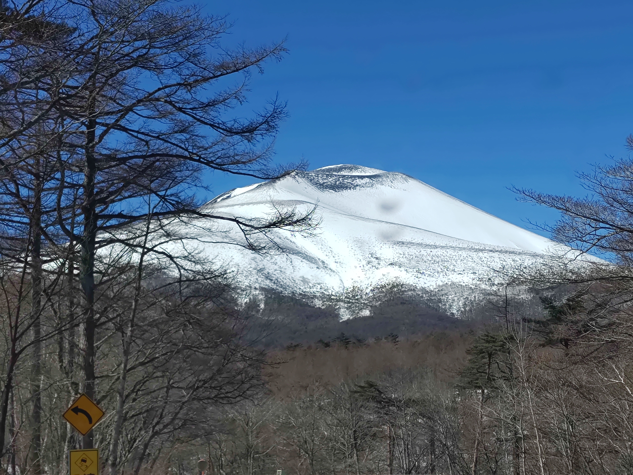 ԎR͐ɉf܂BfX|bĝ̏ꏊ͕xmR̂悤Bky֔hCrOX|bgʐ^ɂy̒ԍ̉Ԃyŉ܂B