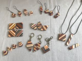 木の色を活かした模様でデザインする寄木細工。オリジナルパーツを作ってネックレスやキーホルダー、ストラップなど好きなアクセサリーに仕上げます。