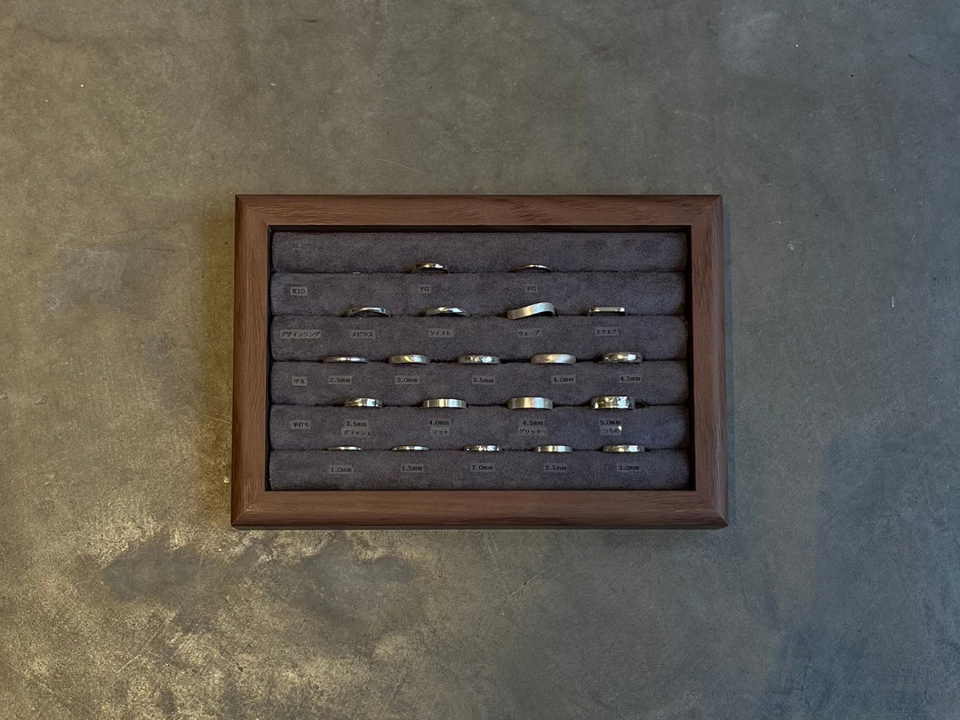 リングの幅や形、表面加工、指の号数を選んで制作スタート