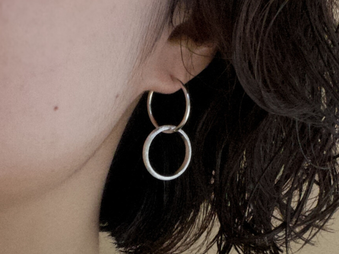 心斎橋店限定で、ご制作いただいたリングをフープピアスとしてお使いいただくことも◎