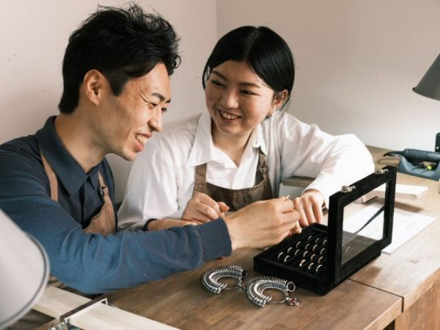 リングの幅や形、表面の仕上げ、指の号数を決めて制作へ...