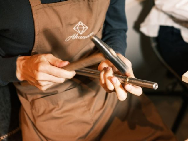 リングを叩いたり、削ったり沢山の工程をしていきます