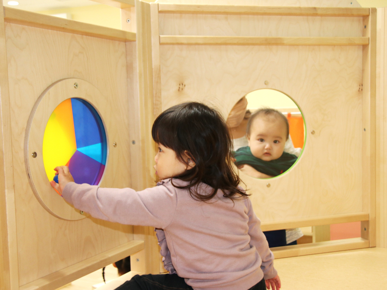 すずらんど 幼児向け遊びゾーン 運動遊びスペース(GEMINO+オリジナル) カラープリズム、窓