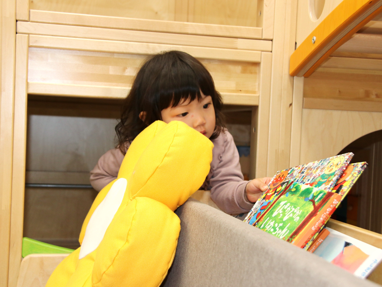 すずらんど 幼児向け遊びゾーン 絵本、くつろぎスペース