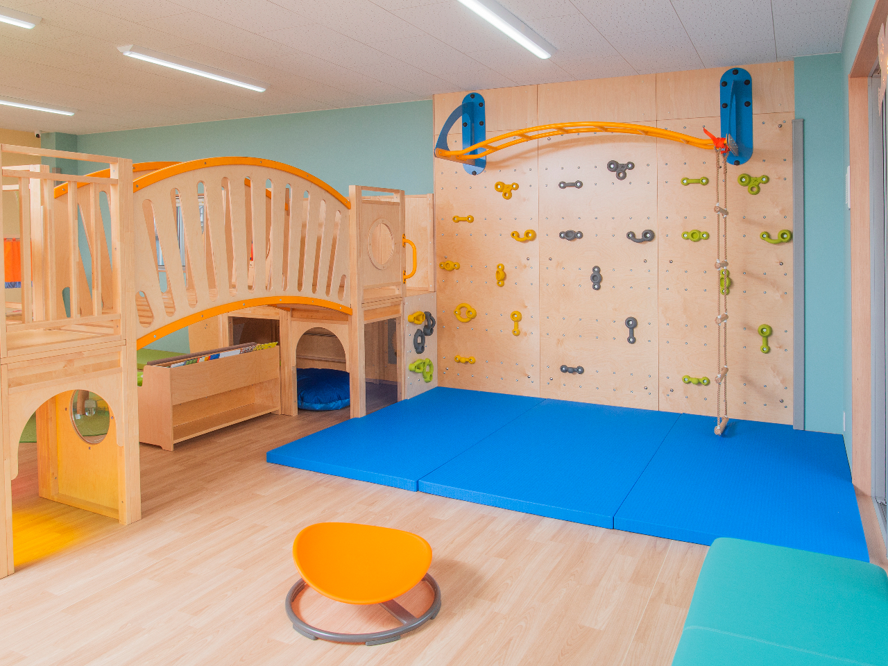 発達を引き出すハビル遊具で、子どもが遊び込める室内環境を創りました♪