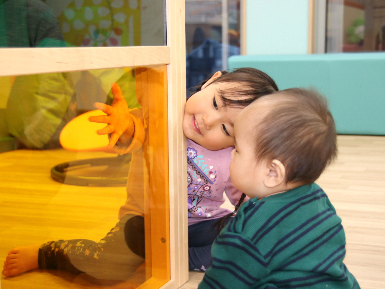 すずらんど 幼児向け遊びゾーン 運動遊びスペース(GEMINO+オリジナル) 色付きの窓