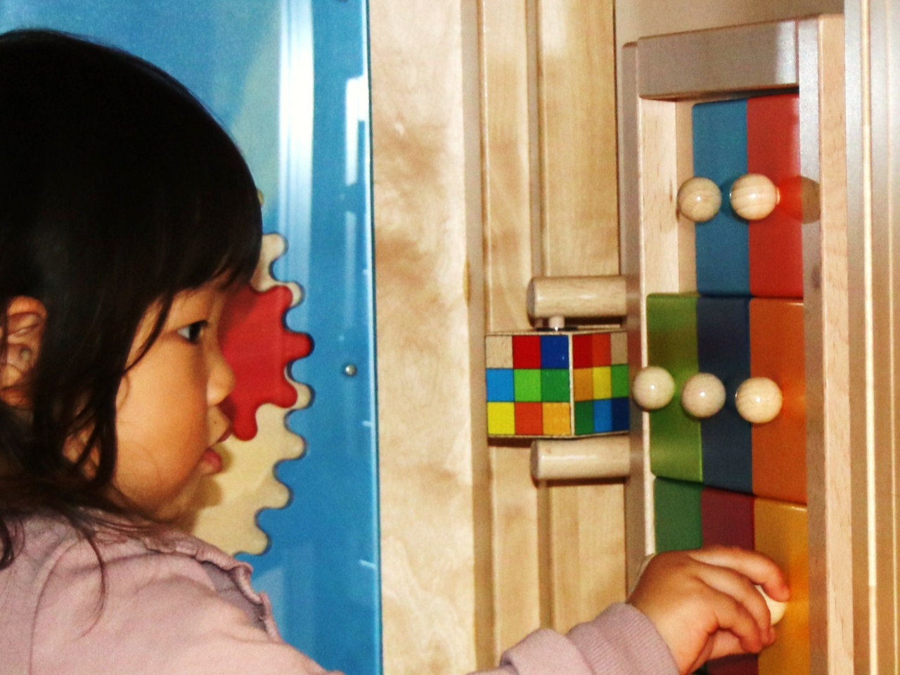 すずらんど 幼児向け遊びゾーン 絵本・くつろぎスペース カラフル・スクエア、歯車ぐるぐる