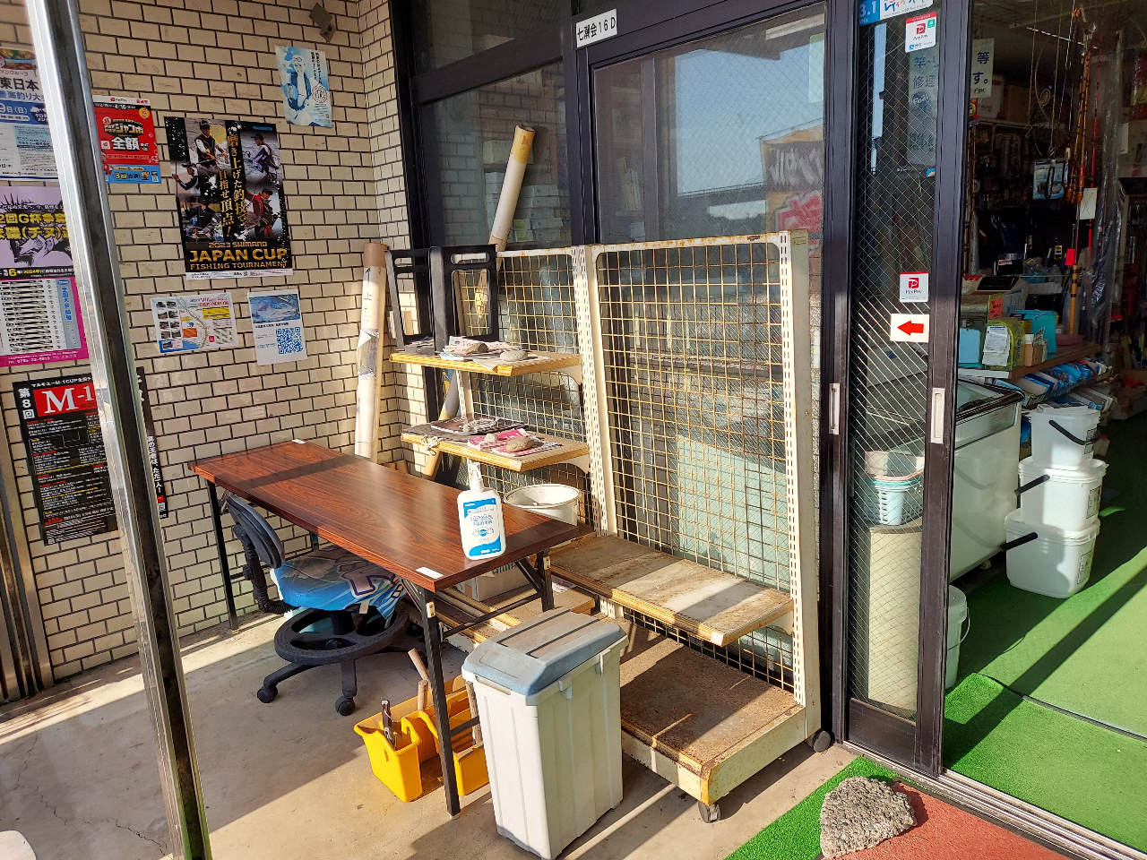 店舗入口横のレンタル品渡し場