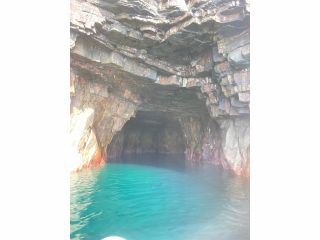 長崎・五島の洞窟で遊泳体験