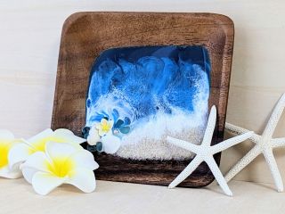 エポキシレジンで制作するアクセサリートレーになります♪お好きなトレーをお選びいただき、お好きな色の海を制作してくださいね♪