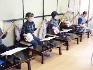 春日豊芝洲小唄三味線教室 新宿御苑稽古場 です。日本伝統文化の三味線を体験してみませんか。 体験は、[ 初めての方1回限り」です。継続をご希望ご相談ください。