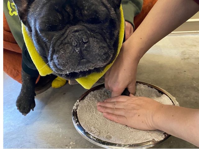 砂に型をとります。