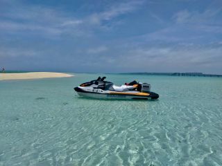 ユニの浜は360度が海に囲まれた砂浜です。ジェットスキーで行くので、滞在時間も長く大満足間違いなし!海亀ツーリングも大好評頂いております!