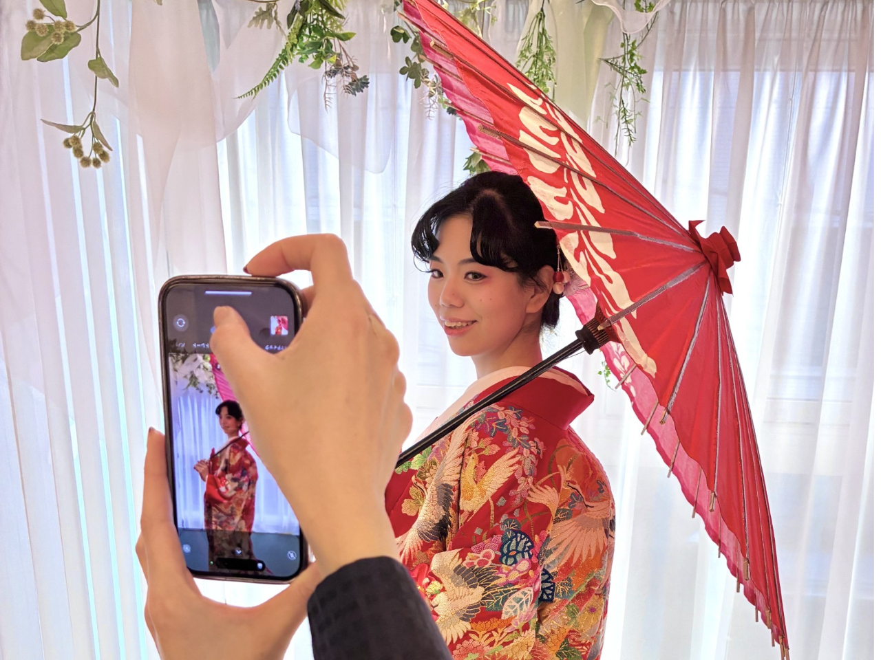 ���q�l�̃X�}�[�g�t�H�������؂肵�A�X�^�b�t���B�e�̂���`���������Ă��������܂���