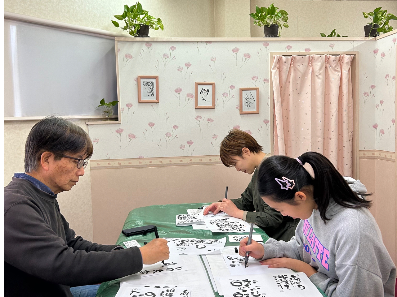 �u�̂�т�������̂قق�ƁA�A�v���߂Ă̑̌��F���񂻂ꂼ��W�����ĕ`���Ă܂��B