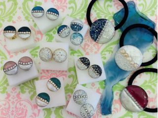 体験レッスン作品一例 ・ピアス ・イヤリング ・ヘアゴム ※琵琶湖パールはオプション