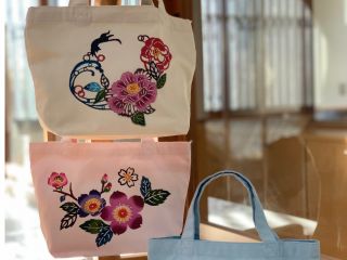 バックの色は3色。ピンク/ブルー/グレーです。