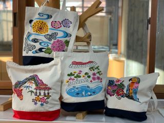 トートバッグ(大)はツートンカラー。白×赤、白×紺がございます。デザインはオウム/龍潭に首里城/流水花とオオゴマダラ/守礼門