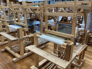 本格的な機織り機に座っていただきます。