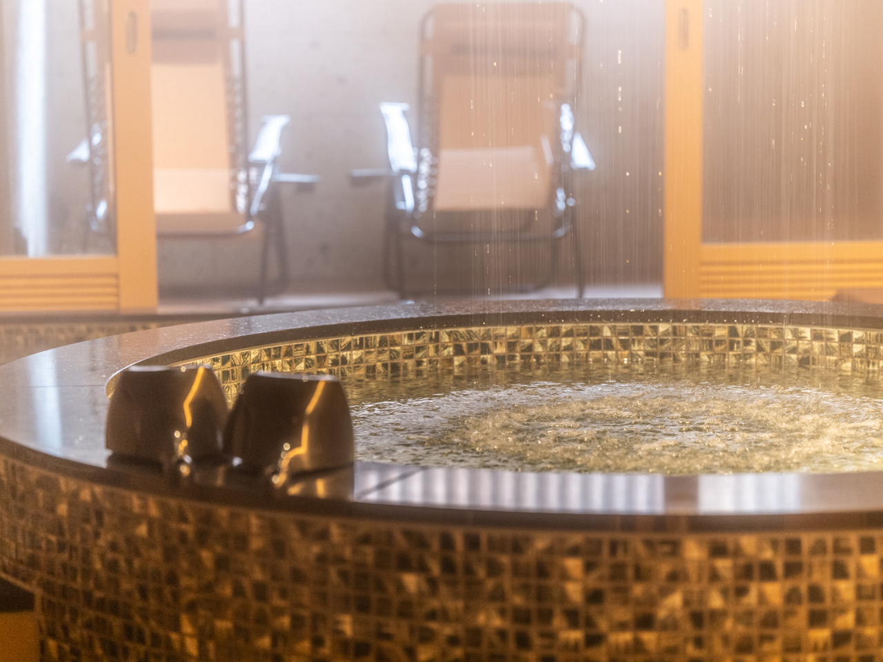 【プライベートSPA「梵」】水風呂の向こう側には、源泉掛け流しのお風呂