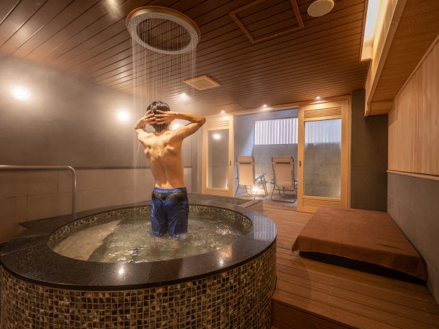【プライベートSPA「梵」】水風呂の天井にはリング型のシャワー付き