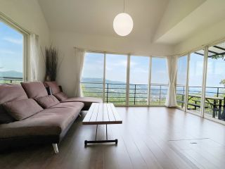 吹き抜けで開放感のある大きめの別荘です。 10名まで利用可能、ゆったりお楽しみください!