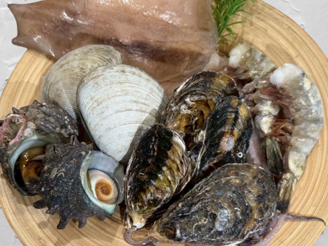 潮風を感じながら、南部市場直送の海鮮で浜焼き体験!
