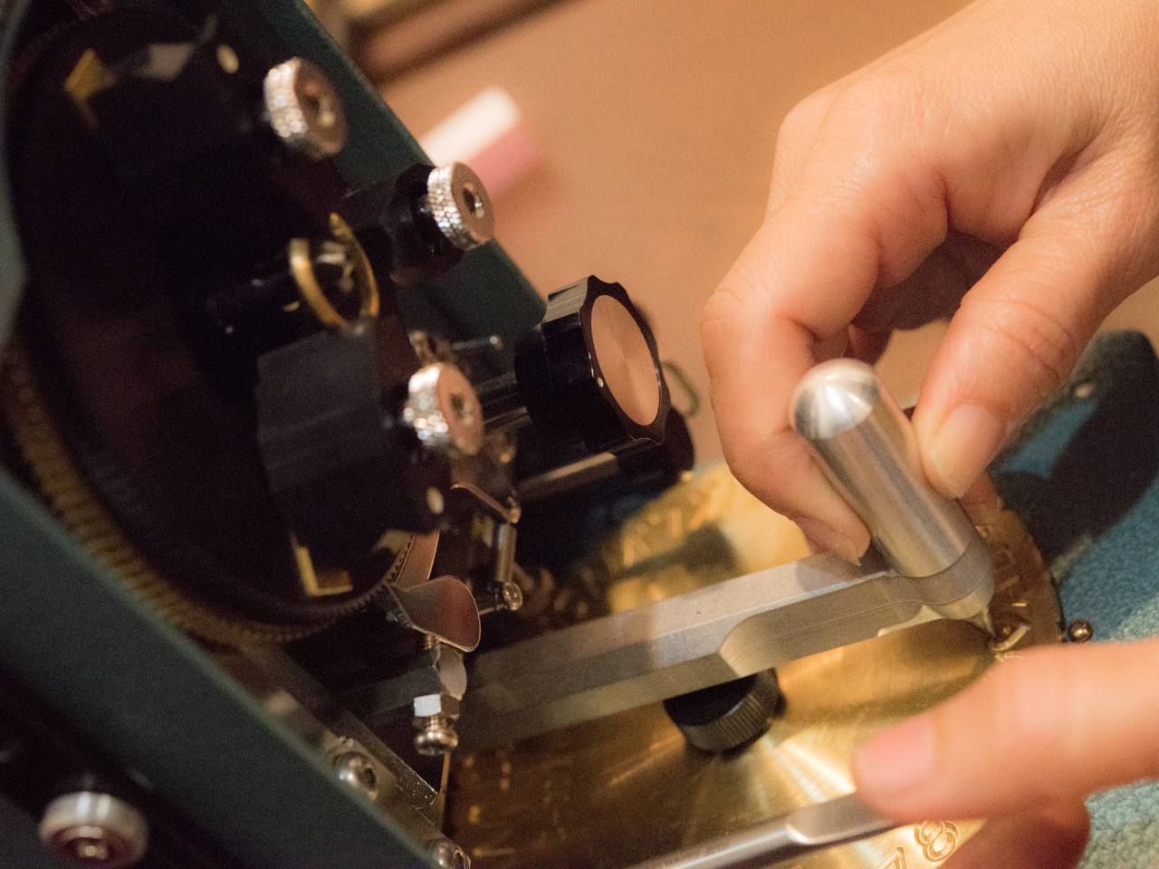 リングは、機械で刻印を入れます