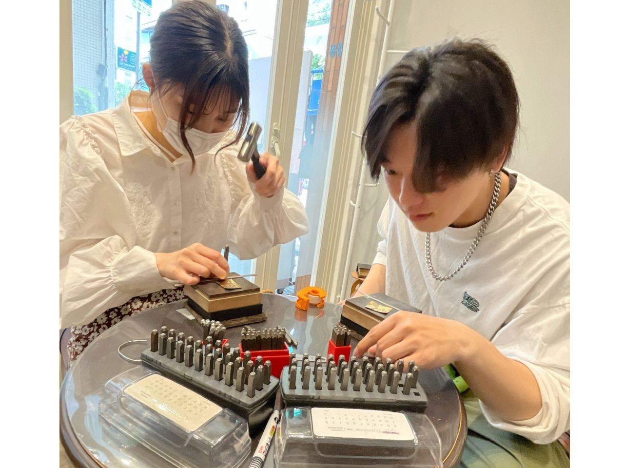 バングル、ペンダントは手打ちの刻印を